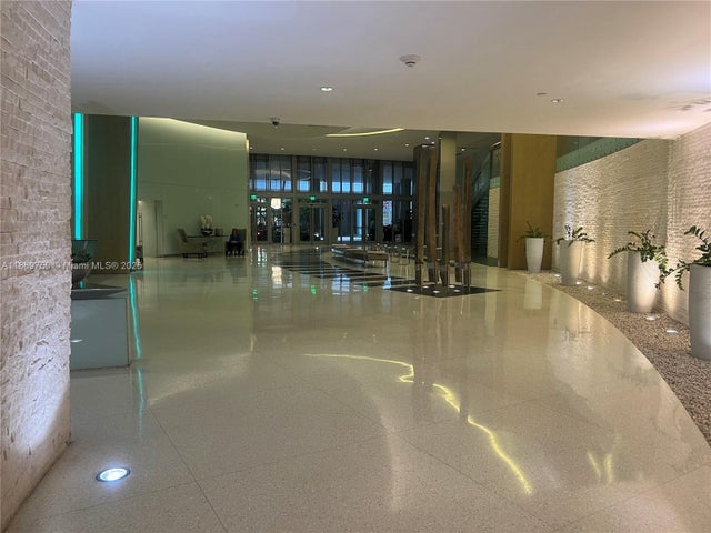 1 of 18 - 92 Sw 3rd St 3803, Miami, FL