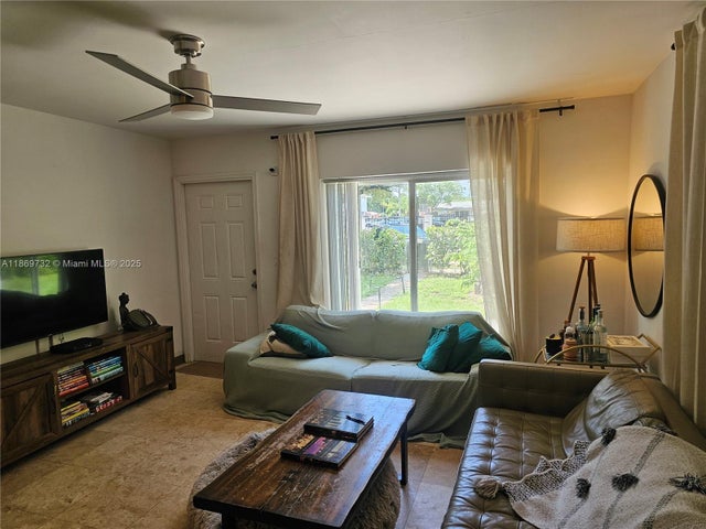4 of 10 - 455 Nw 127th St, North Miami, FL