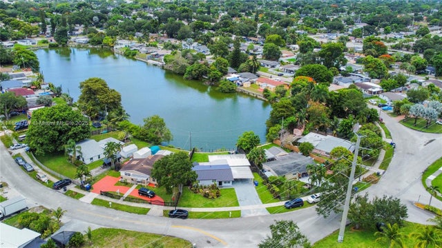 2 of 18 - 5936 N Farragut Dr, Hollywood, FL