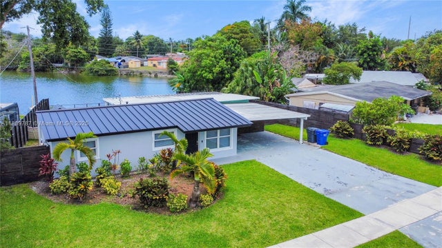 4 of 18 - 5936 N Farragut Dr, Hollywood, FL