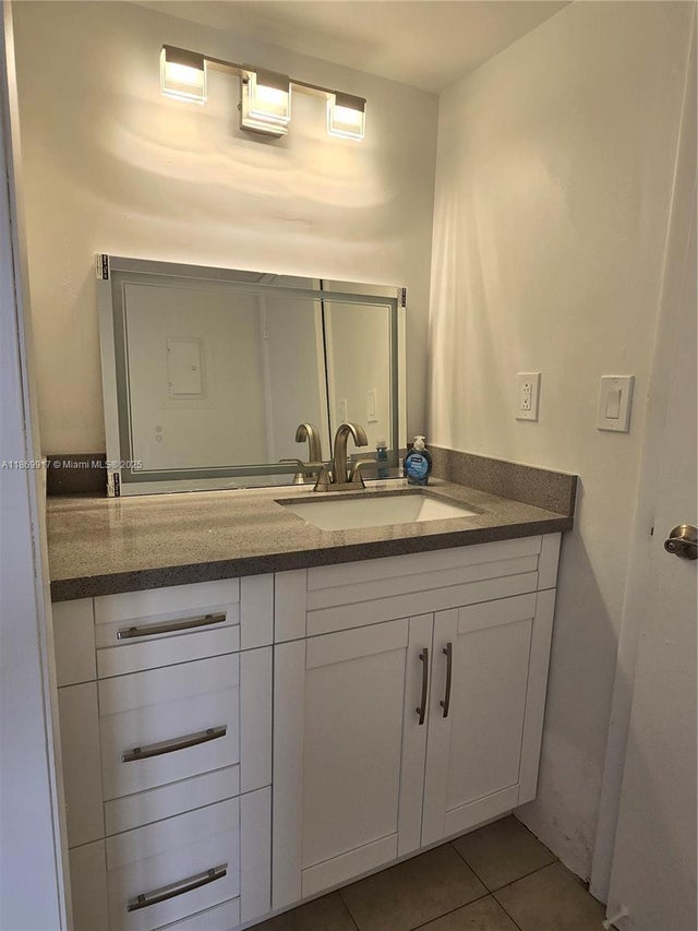 5 of 9 - 3215 N Ocean Dr 302, Hollywood, FL