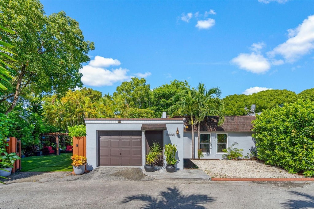 18805 W Lake Dr, Hialeah