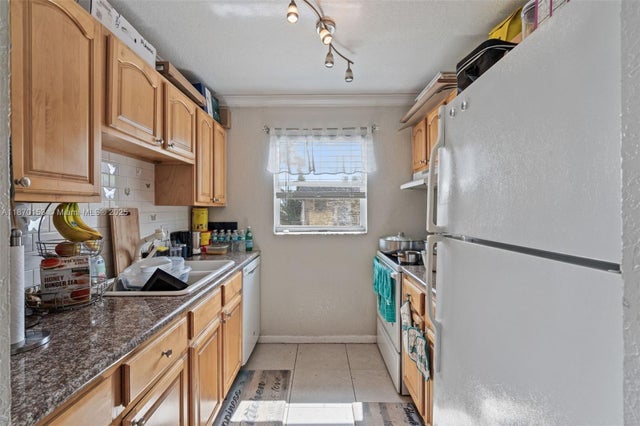 4 of 16 - 200 Croton Ave 111, Lantana, FL