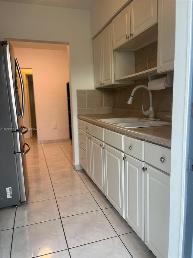 3 of 5 - 12665 Ne 16th Ave 8, North Miami, FL