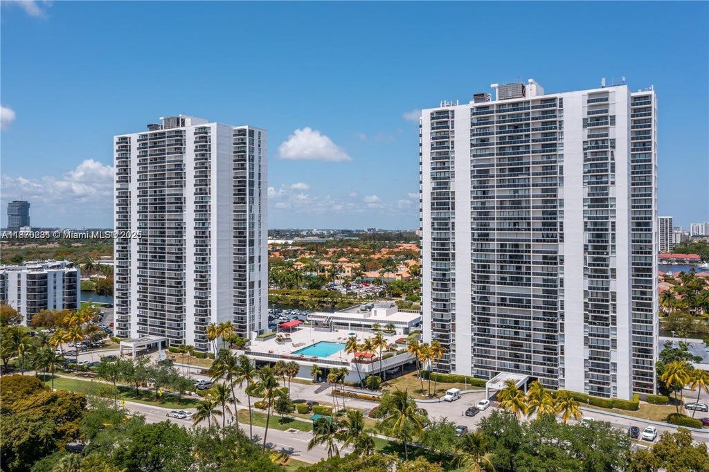 3675 N Country Club Dr 204, Aventura