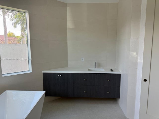 3 of 17 - 2523 Montclaire Cir, Weston, FL