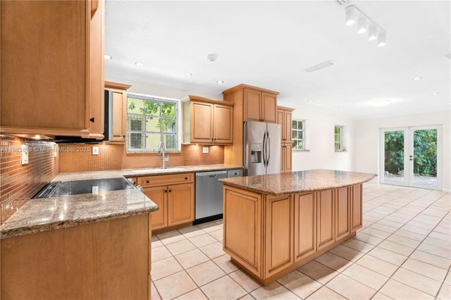 5 of 18 - 5520 San Vicente St, Coral Gables, FL