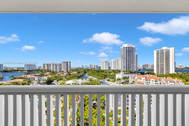 5 of 40 - 2000 Island Blvd 1405, Aventura, FL
