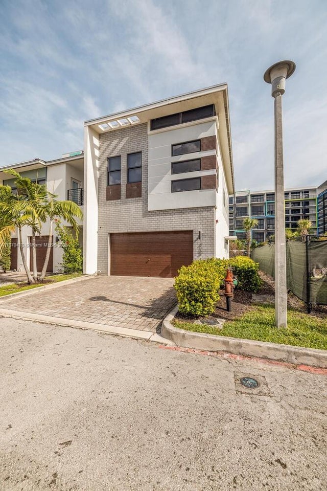 1 of 34 - 4369 Nw 9th St, Plantation, FL