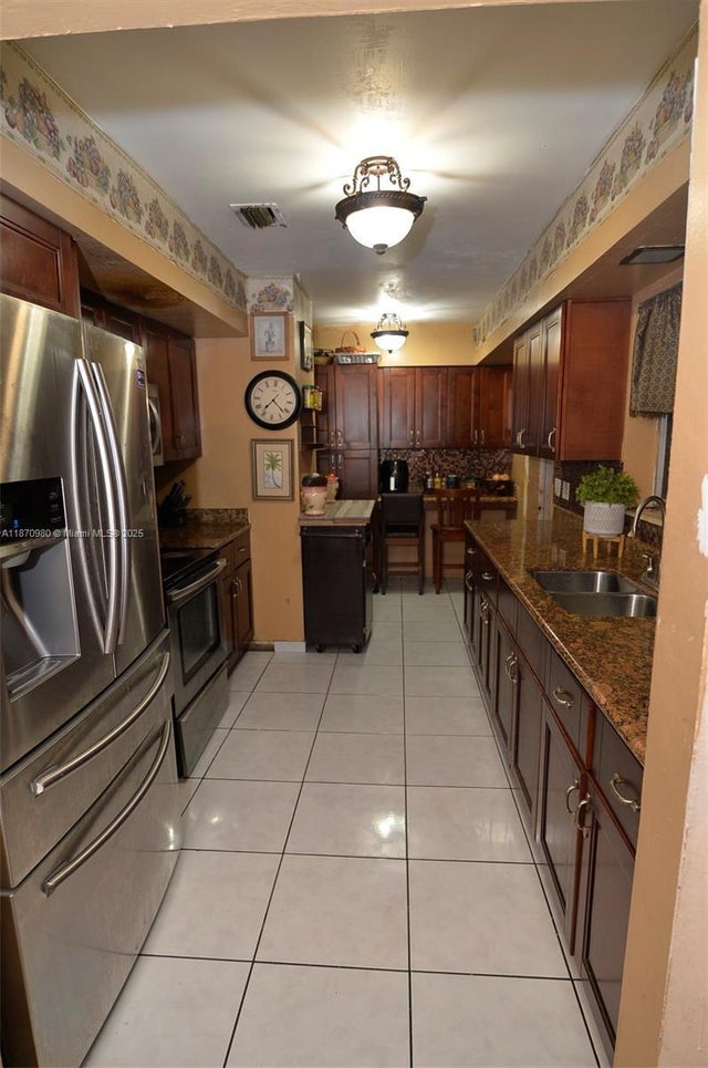 2 of 6 - 17940 Ne 6th Ct, Miami, FL