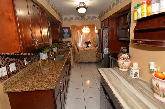 3 of 6 - 17940 Ne 6th Ct, Miami, FL