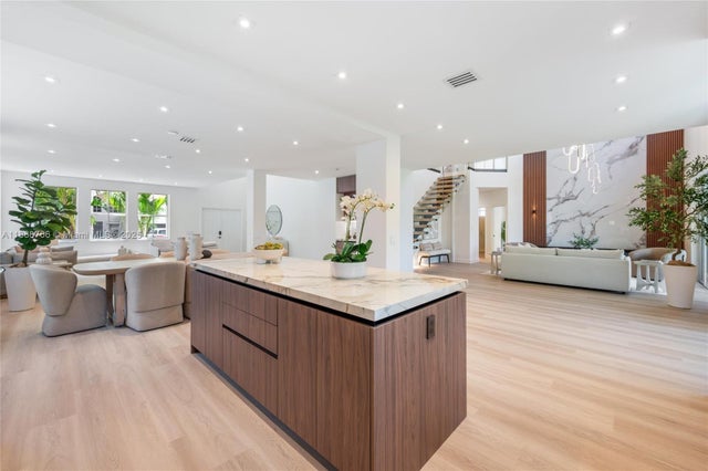 804 Crestview Cir, Weston