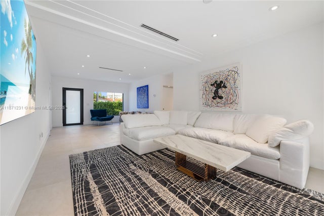 2 of 25 - 900 W 47th Ct, Miami Beach, FL