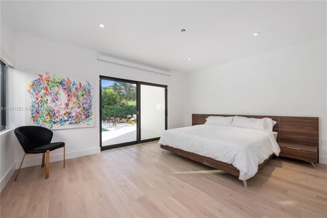 3 of 25 - 900 W 47th Ct, Miami Beach, FL