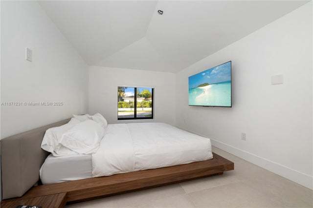 4 of 25 - 900 W 47th Ct, Miami Beach, FL