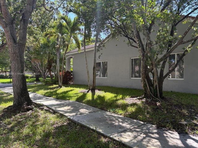 5 of 32 - 4304 Beechwood Cir, Weston, FL