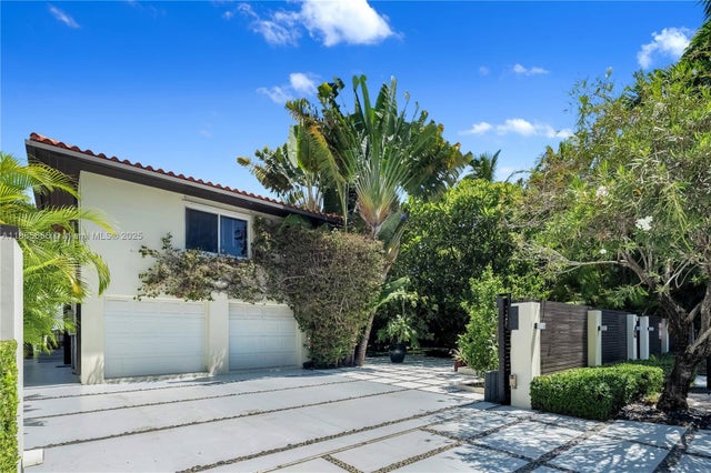 2 of 30 - 1111 N Venetian Dr, Miami, FL