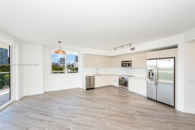 5 of 42 - 4250 Biscayne Blvd 501, Miami, FL