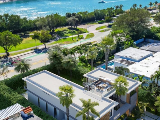 3 of 35 - 910 N Venetian Dr, Miami Beach, FL