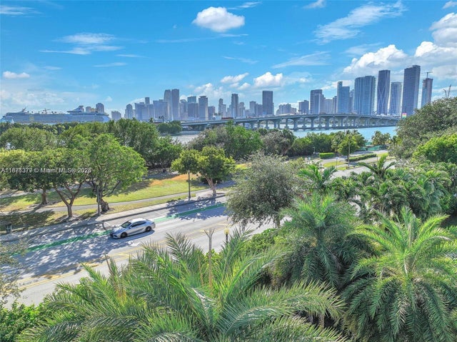 4 of 35 - 910 N Venetian Dr, Miami Beach, FL