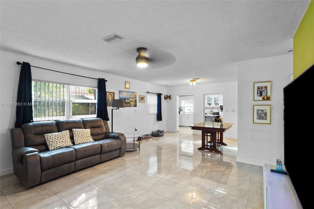 4 of 26 - 641 Ne 56th Ct, Oakland Park, FL