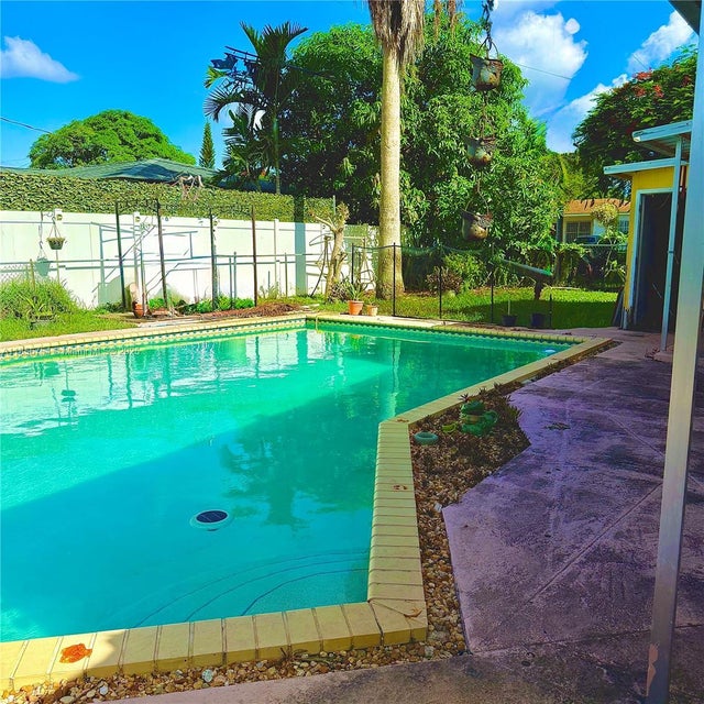 2 of 11 - 17001 Ne 6th Ct, North Miami Beach, FL