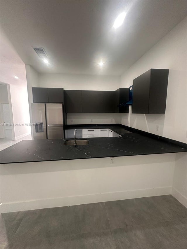 4 of 22 - 2423 Nw 23rd Ln, Fort Lauderdale, FL