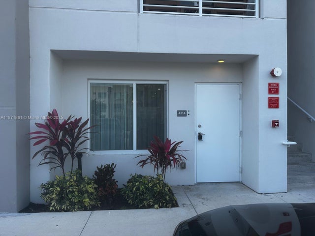 1 of 18 - 2505 Ne 193rd St 4114, Miami, FL