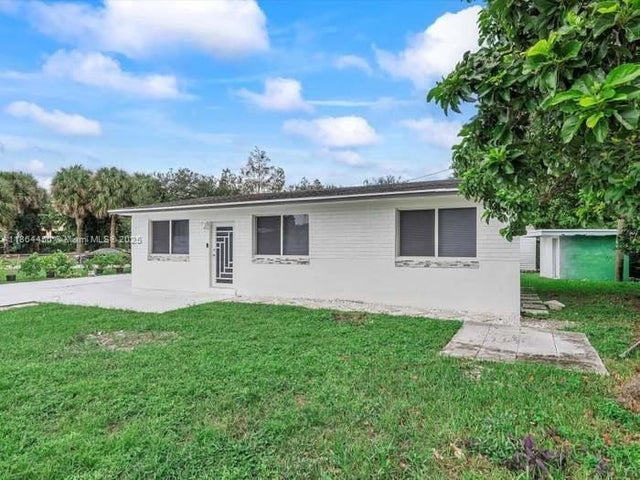 1 of 26 - 3500 Sutton Rd, West Park, FL