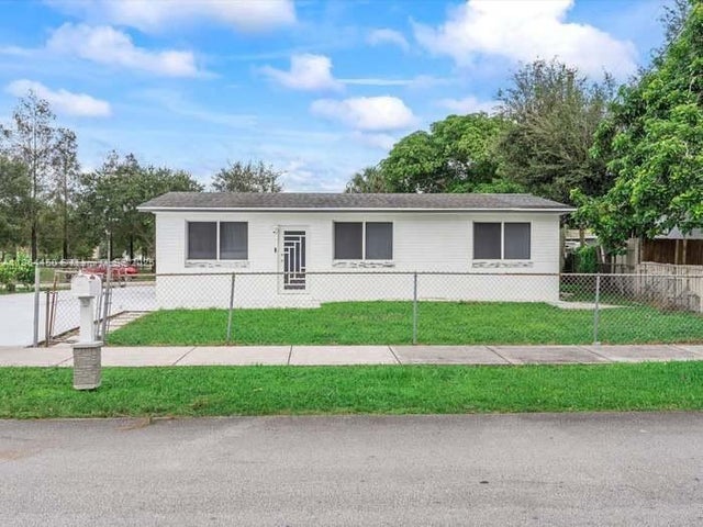 3 of 26 - 3500 Sutton Rd, West Park, FL