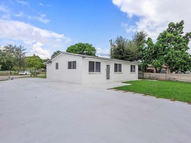 4 of 26 - 3500 Sutton Rd, West Park, FL