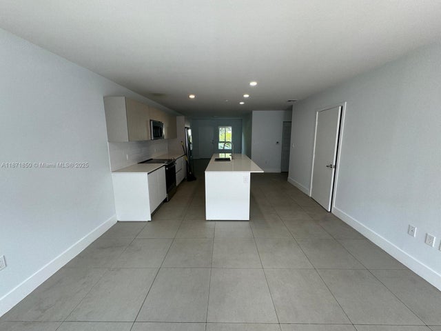 3 of 14 - 2555 Ne 193rd St 2106, Miami, FL