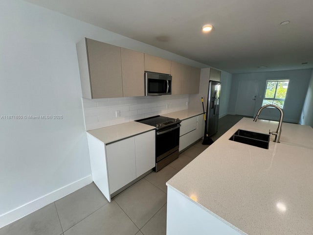 4 of 14 - 2555 Ne 193rd St 2106, Miami, FL
