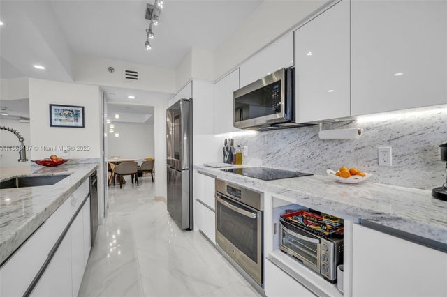 5 of 86 - 16445 Collins Ave 925, Sunny Isles Beach, FL