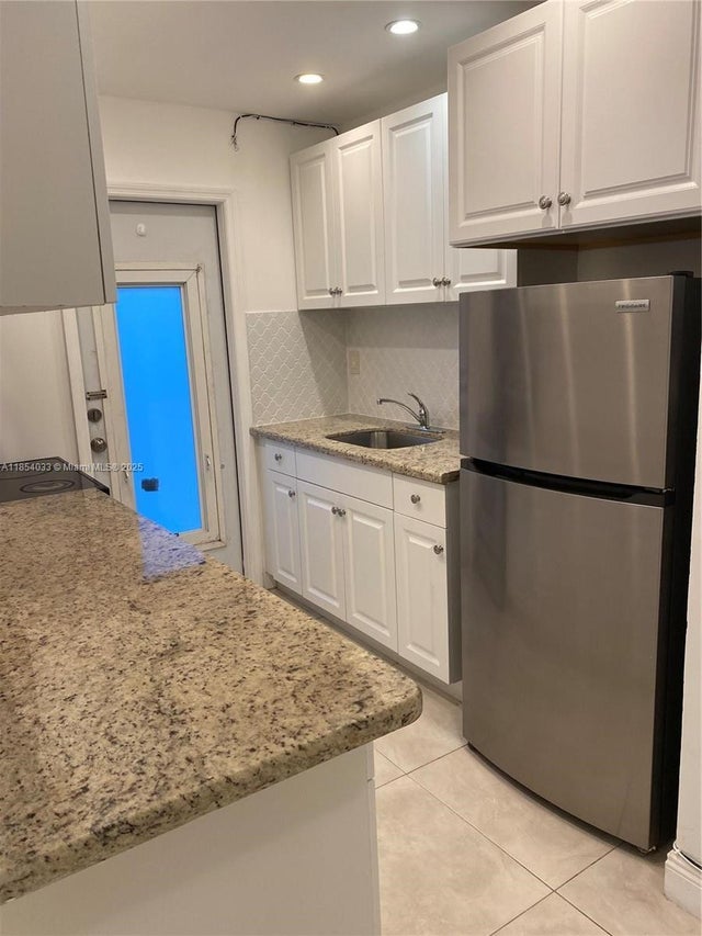 4 of 13 - 7725 Carlyle Ave 4, Miami Beach, FL