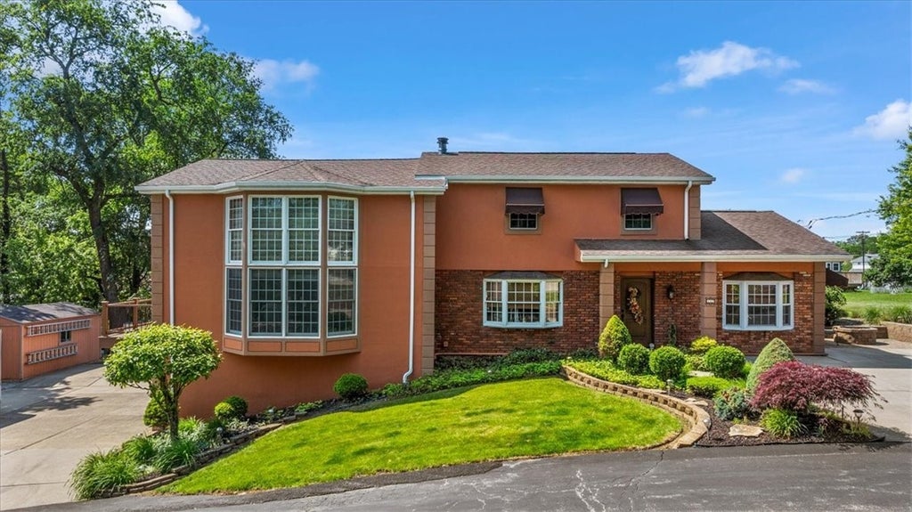 137 Sunset Boulevard, Center