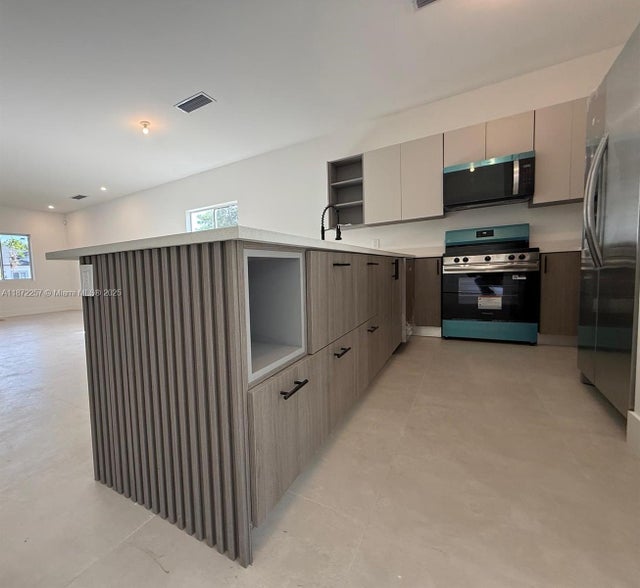 5 of 14 - 2788 Nw 9th Pl, Fort Lauderdale, FL