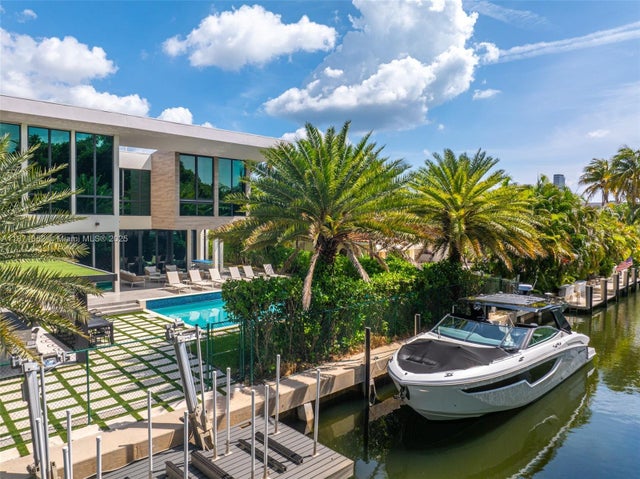 5 of 49 - 521 Holiday Dr, Hallandale Beach, FL