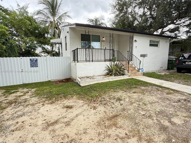 2 of 3 - 707 Sw 8th Ave, Hallandale Beach, FL