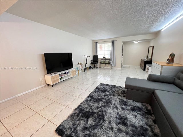 4 of 29 - 1325 N 15th Ave 23, Hollywood, FL