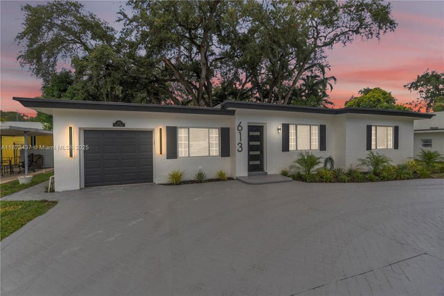 2 of 27 - 613 Ne 159th St, Miami, FL
