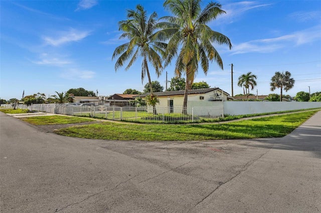 4 of 34 - 590 W 39th St, Hialeah, FL