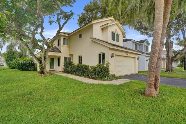 2 of 50 - 2747 Pinewood Ct, Davie, FL