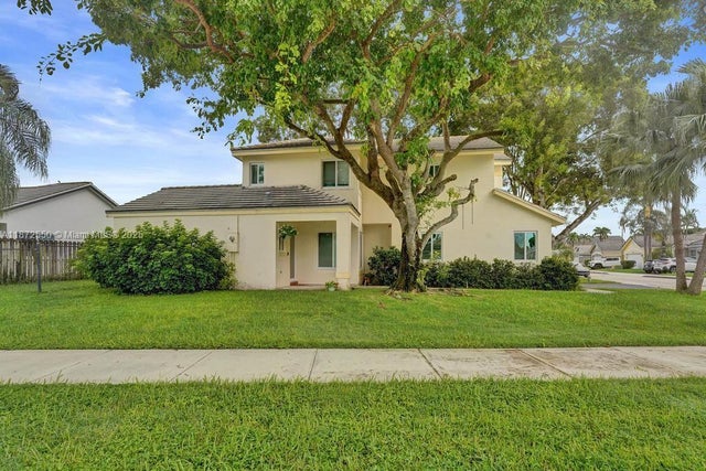 3 of 50 - 2747 Pinewood Ct, Davie, FL