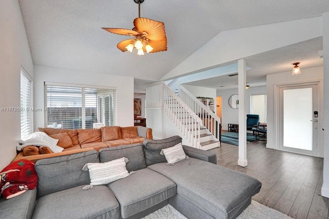 4 of 50 - 2747 Pinewood Ct, Davie, FL