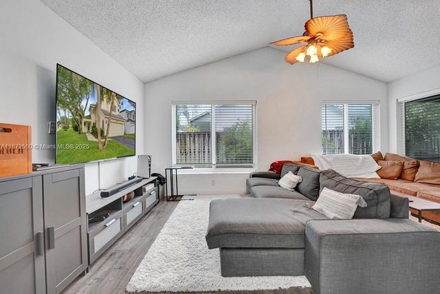 5 of 50 - 2747 Pinewood Ct, Davie, FL