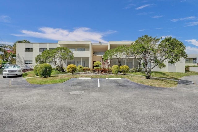 1 of 41 - 900 Crystal Lake Dr 2b, Deerfield Beach, FL