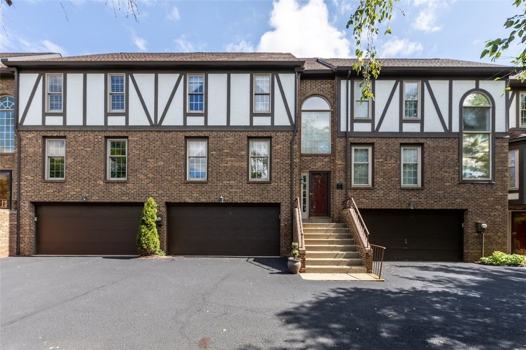 402 Christopher Circle, Robinson