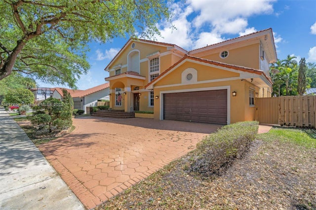 2 of 38 - 8320 Nw 167th Ter, Miami Lakes, FL