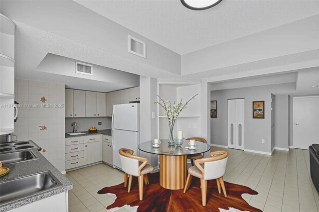 3 of 54 - 2924 Collins Avenue 501, Miami Beach, FL